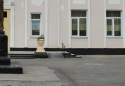 Пандус на крыльце входа в основное здание МБОУ СОШ № 10